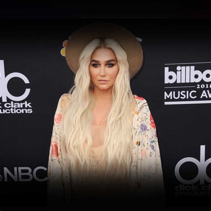 Billie Eilish - Age, Bio, Birthday, Family, Net Worth