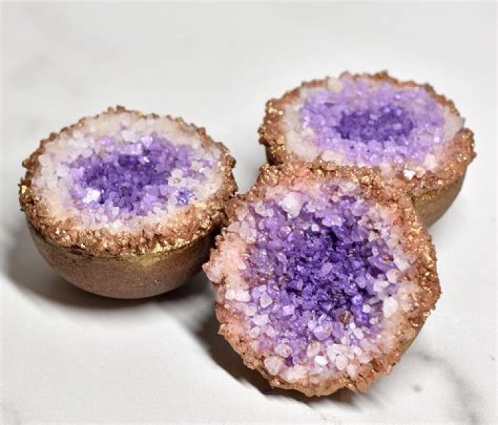 Crystal healing geode bath bombs for bathtub