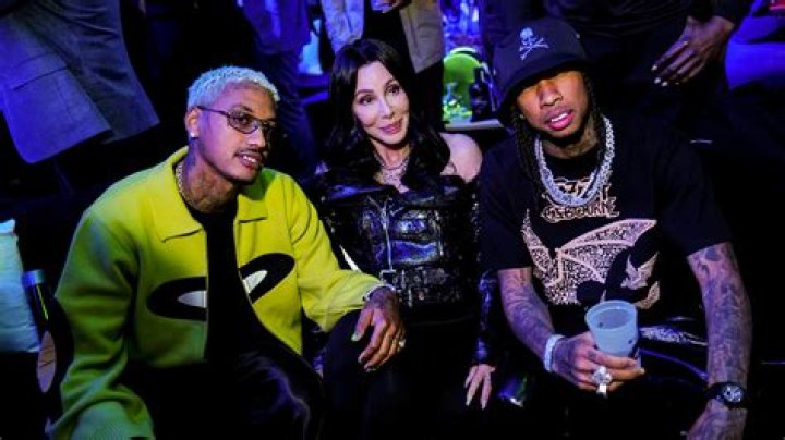 Drake Energetically Runs Through Hit Songs at Pre-Super Bowl Concert