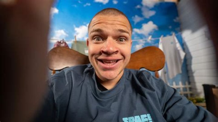 Emery Bingham: Singer, Vlogger, Age, Height, Net Worth !