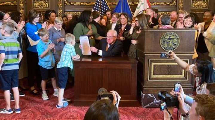 Henry Cavill Explains How He Once Ended Up Naked in a Hotel Hallway