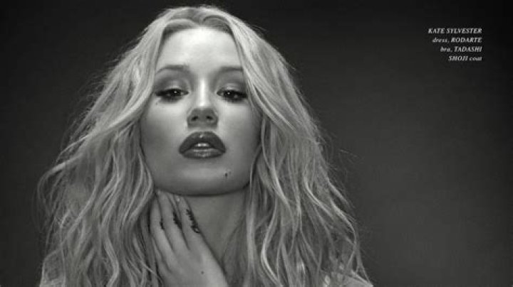 Iggy Azalea goes topless, dismisses Lorde spat