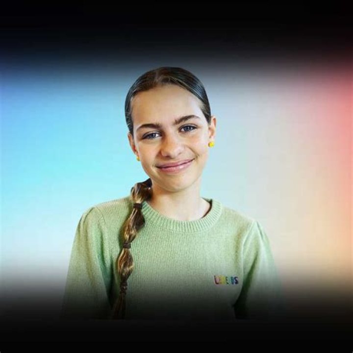 Julia Gisella: Social Media Personality, Age, Twin, Drawing, Art, YouTube, Boyfriend, Parents and Net Worth 