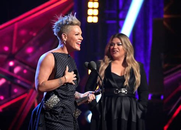 Kelly Clarkson and Pink Perform 'Everybody Hurts' Duet at 2017 American Music Awards