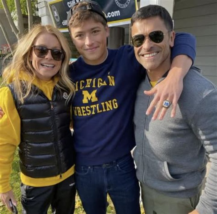 Kelly Ripa Heats Up Instagram With Throwback Pic of Mark Consuelos