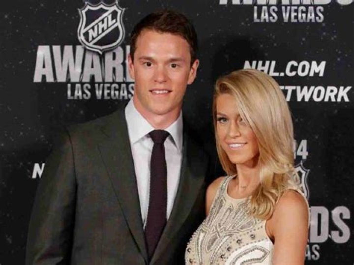Lindsey Vecchione: Age, Jonathan Toews, Model, Net Worth!