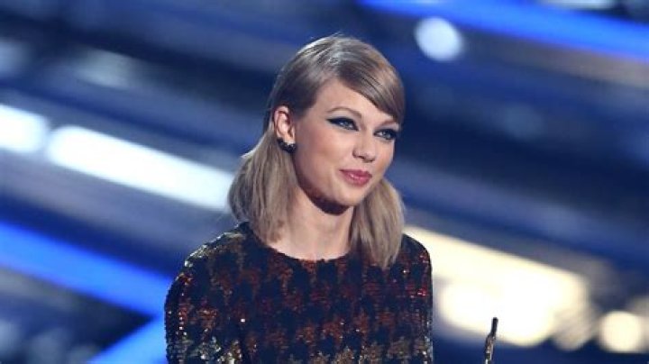 No, Taylor Swift did not fart during the MTV Awards