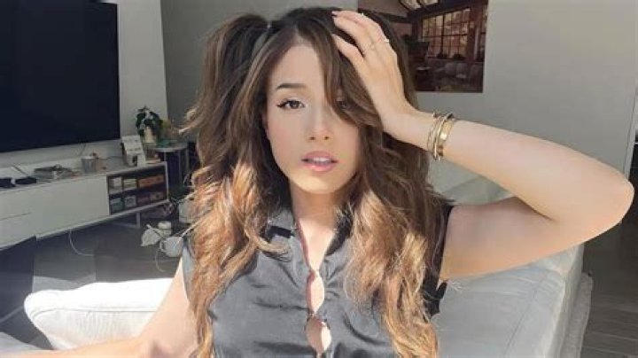 Pokimane: Internet Personality, Real Name, Age, Height, YouTuber, Net Worth !