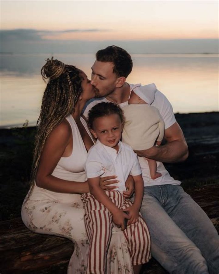 Vanessa Morgan: Actress, Age, Height, Baby, Parents, Net Worth !