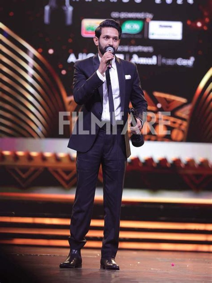 Vikrant Massey shares his Filmfare Award win with asli hero IPS Manoj Kumar Sharma