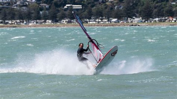 Weather: Temperatures could hit 30C, flights cancelled as high winds hit New Zealand