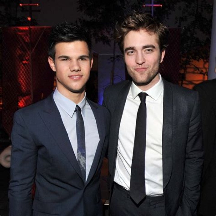 Why Taylor Lautner & Robert Pattinson Didn’t Connect “on a Deep Level”