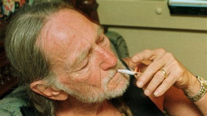 Willie Nelson quits smoking pot, saying it has damaged his lungs